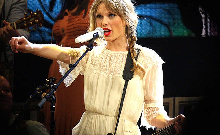 Autorstwa Eva Rinaldi - Taylor Swift, CC BY-SA 2.0,  / autor: https://commons.wikimedia.org/w/index.php?curid=18663491