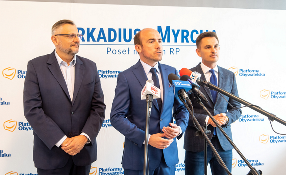 Przewodniczący PO Borys Budka oraz posłowie KP KO Arkadiusz Myrcha i Tomasz Lenz podczas konferencji prasowej / autor: PAP/Tytus Żmijewski