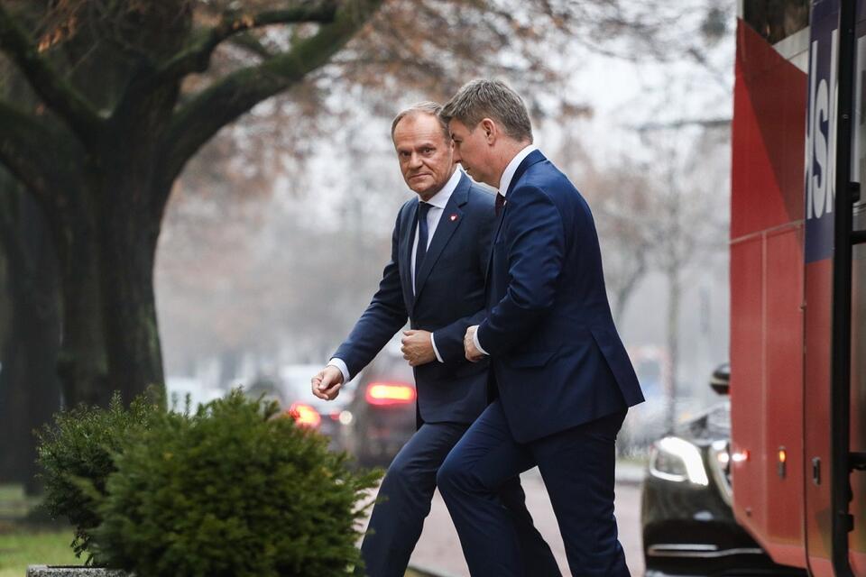 Premier Donald Tusk oraz szef KPRM Jan Grabiec przed wejściem do siedziby Kancelarii Prezesa Rady Ministrów w Warszawie / autor: PAP/Rafał Guz
