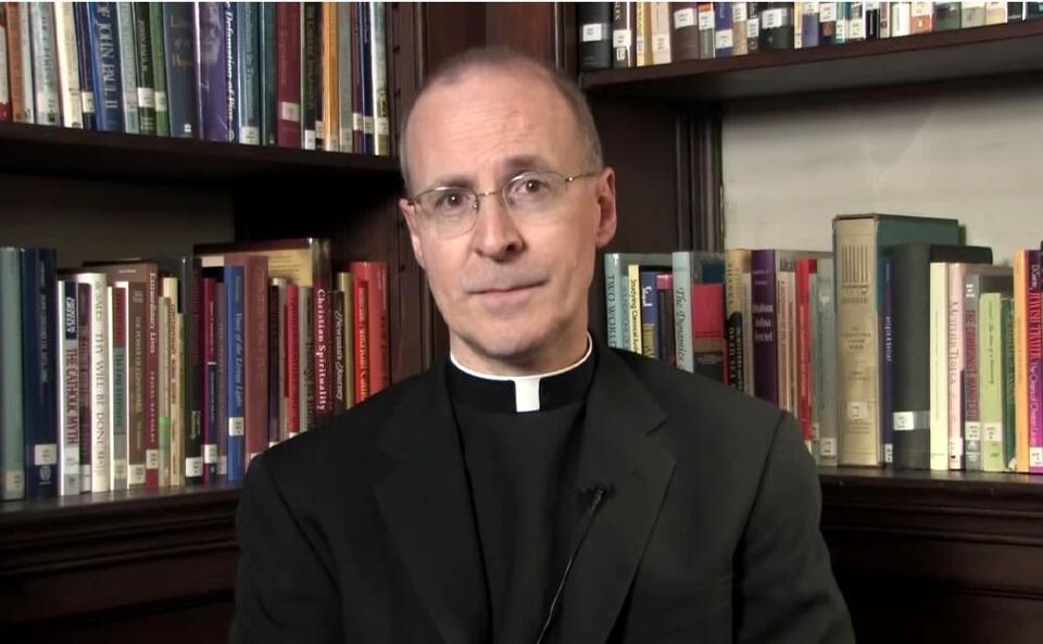 Ojciec James Martin SJ / autor: YouTube/America - The Jesuit Review