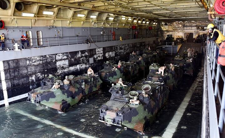 Transportery piechoty AAV używane przez US Army w trakcie transportu okrętowego (zdjęcie poglądowe, nie przedstawia ćwiczeń Defender 20) / autor: Pixabay