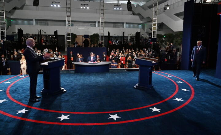 Debata prezydencka w USA Demokraty Joe Bidena (L) i prezydenta Donalda Trumpa (P) / autor: PAP/EPA/OLIVIER DOULIERY 