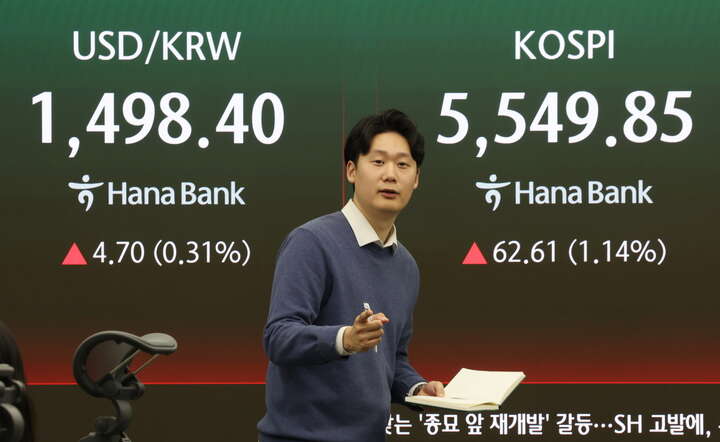Poniedziałkowe wzrosty notowań na giełdzie w Seulu (Korea Płd.) / autor: PAP/ EPA/YONHAP 
