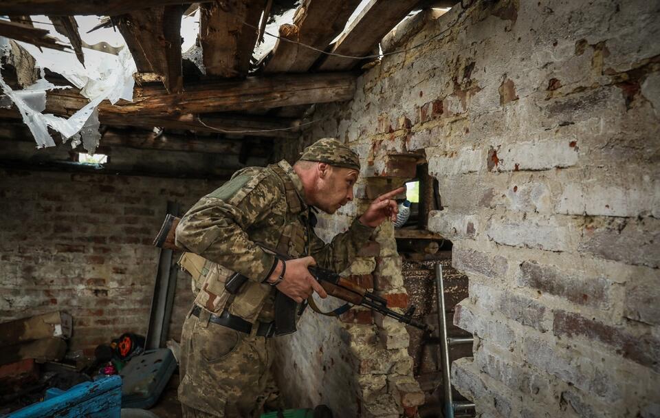 Ukraiński żołnierz w obwodzie donieckim / autor: PAP/EPA/OLEG PETRASYUK