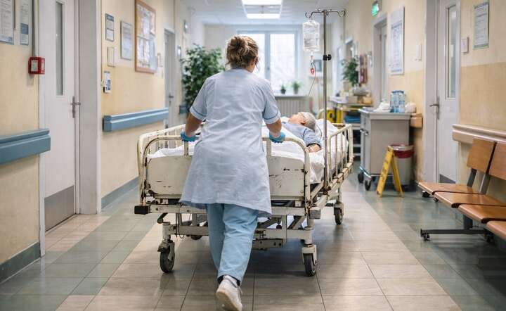 Czarę goryczy przelało rozporządzenie MZ umożliwiające NFZ płacenie szpitalom za niewykonywanie świadczeń medycznych. / autor: AI