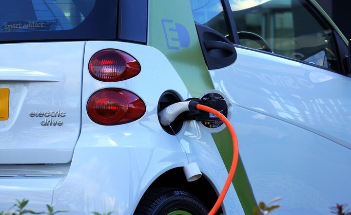 Popyt na auta elektryczne szybko rośnie / autor: Pixabay
