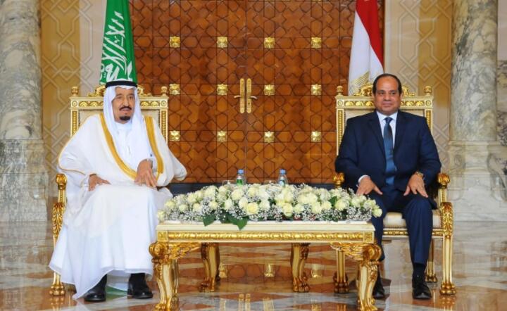 Sudyjski król Salman i prezydent Egiptu Abdel Fattah al-Sisi w trakcie spotkania w Kairze, fot. PAP/EPA/EGIPTIAN PRESIDENT
