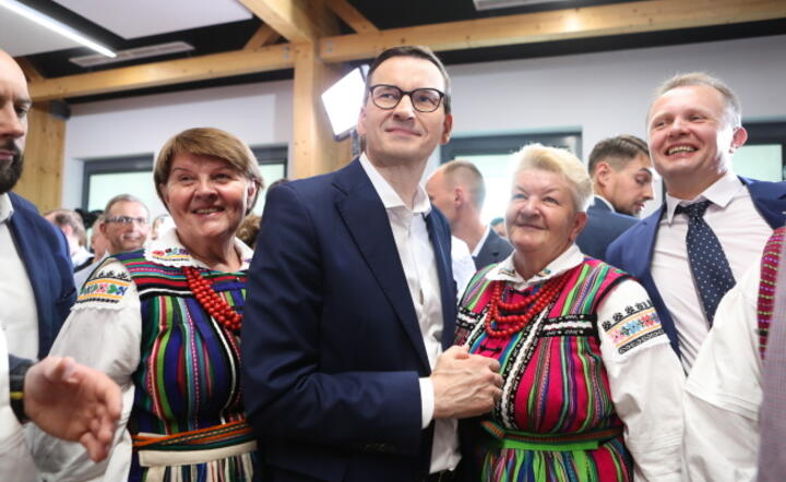 Premier Mateusz Morawiecki (C) na spotkaniu z mieszkańcami w siedzibie Starostwa Powiatowego w Opocznie / autor:  PAP/Roman Zawistowski