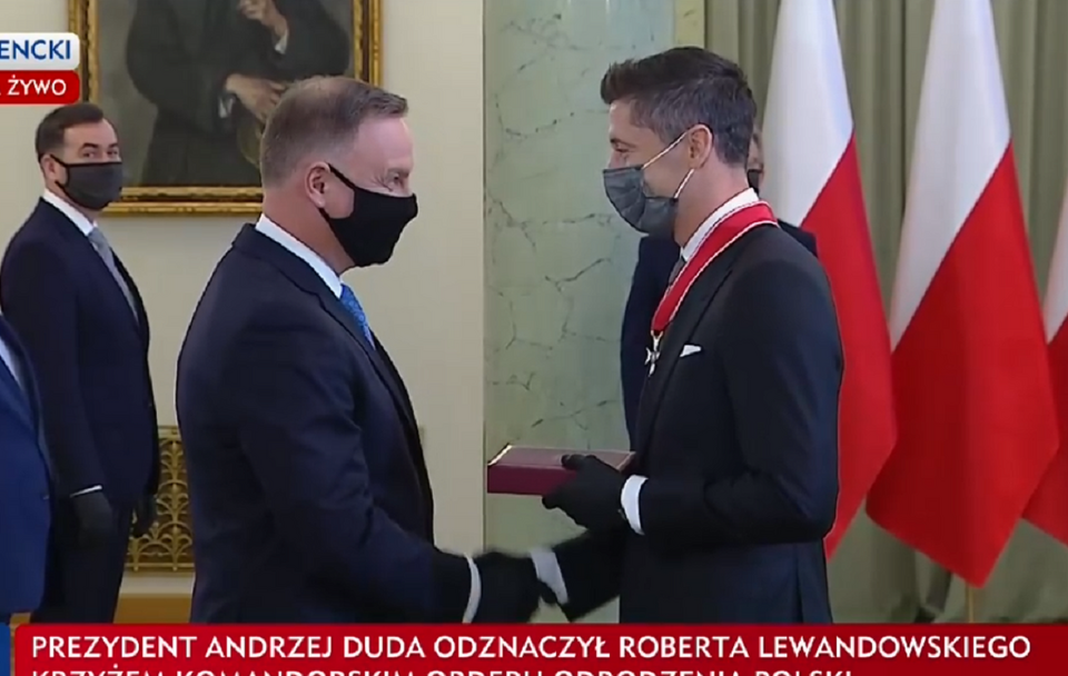 Prezydent odznaczył Roberta Lewandowskiego Krzyżem Komandorskim OOP / autor: TVP Info