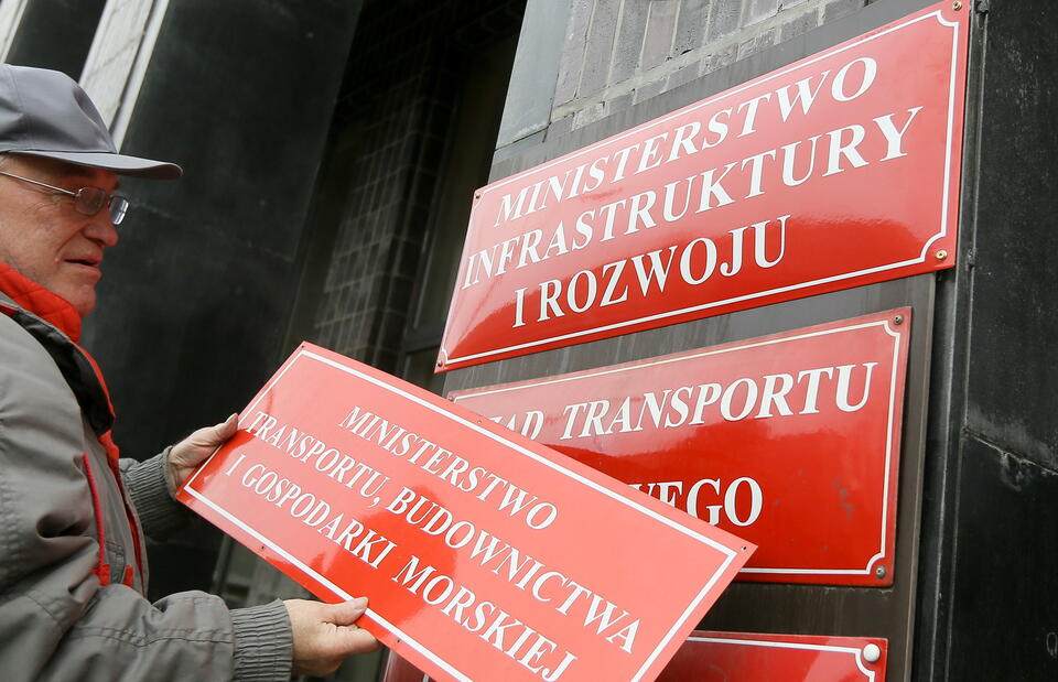 Wreszcie nowy początek! (Nowa tabliczka z nazwą Ministerstwa Infrastruktury i Rozwoju)