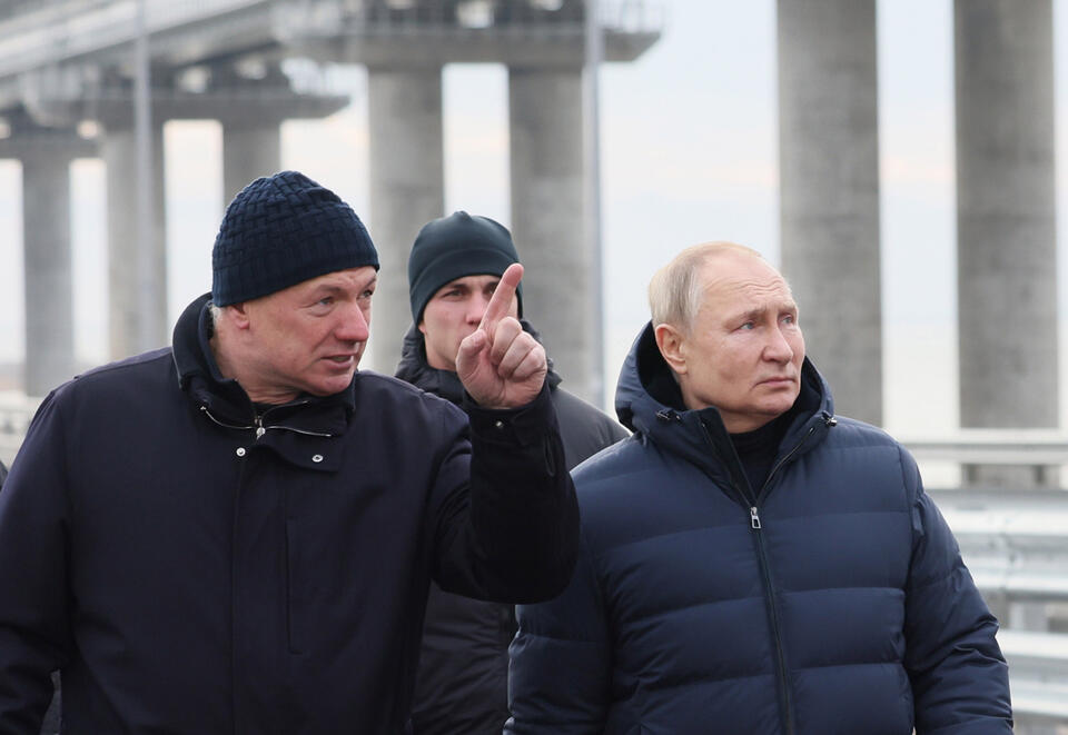 Prezydent Rosji Putin odwiedza naprawiony Most Krymski zniszczony przez bombę w październiku. / autor: PAP/EPA