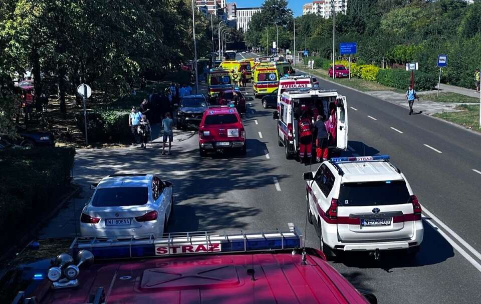 Samochód wjechał w przystanek, jedna osoba nie żyje / autor: FB/Jednostka Ratowniczo-Gaśnicza nr 17 PSP w Warszawie