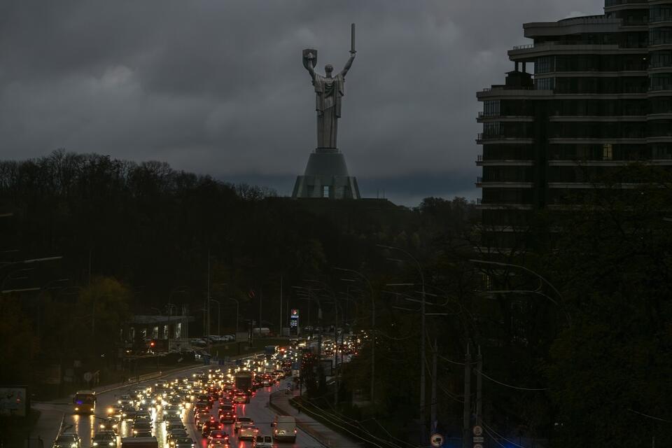 Pogrążone w ciemnościach ulice Kijowa po odłączeniu dostawy prądu / autor: PAP/Vladyslav Musiienko
