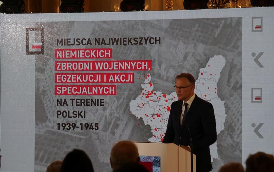 Wiceszef MSZ Arkadiusz Mularczyk podczas prezentacji raportu o stratach wojennych / autor: Fratria