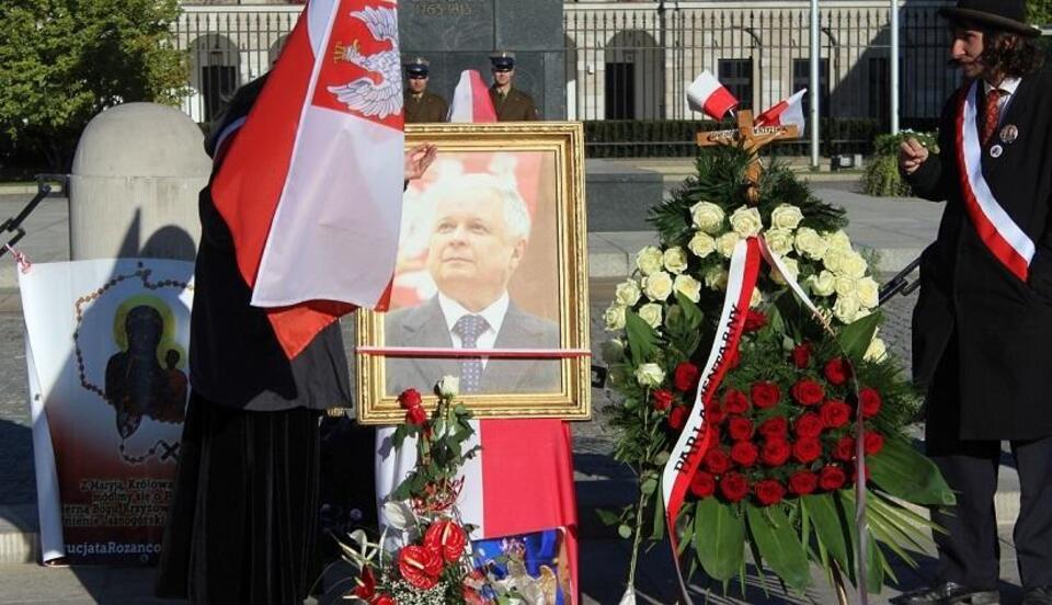 Portret prezydenta Lecha Kaczyńskiego przed Pałacem Prezydenckim / autor: fratria