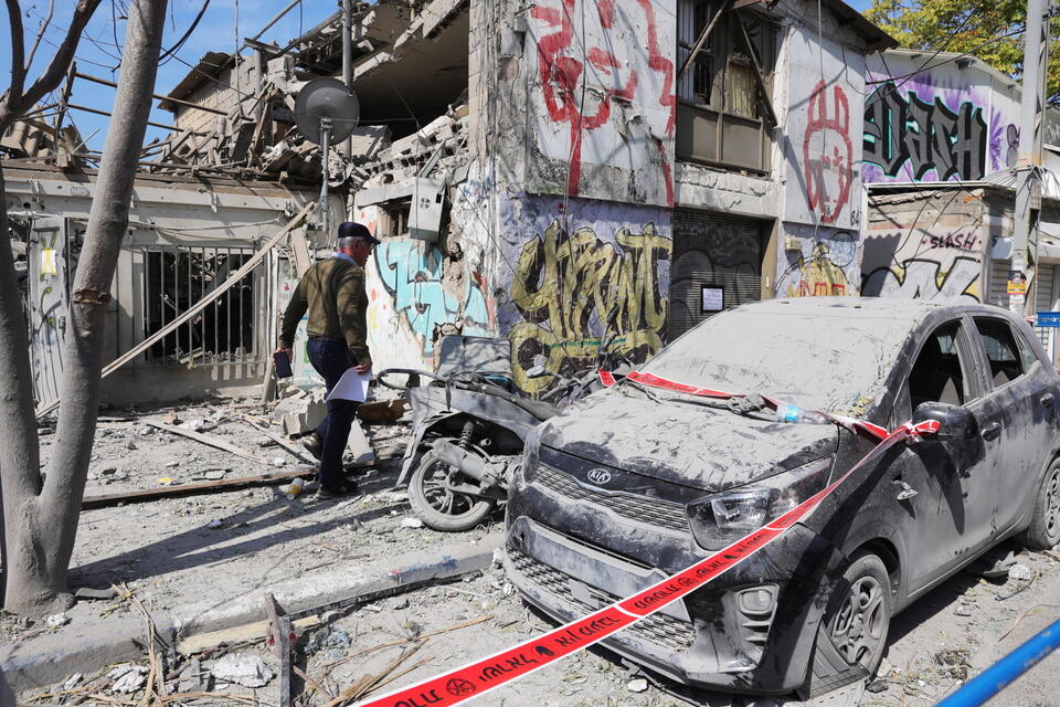 Zniszczony budynek w Tel Awiwie po nocnych atakach rakietowych Hamasu / autor: ISRAEL PALESTINIANS GAZA CONFLICT