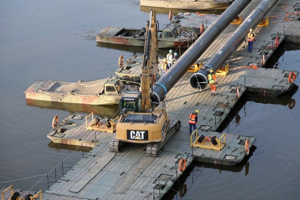 Rurociąg zastępczy na moście pontonowym na Wiśle w Warszawie / autor: PAP/Tomasz Gzell