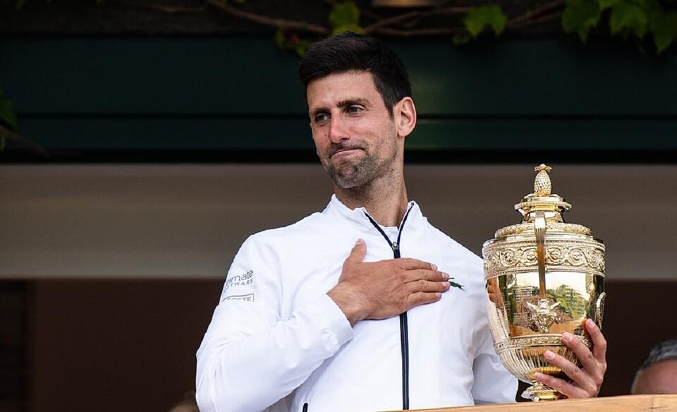 Novak Djokovic z pucharem Mistrza Wimbledonu, 2019 / autor: Peter Menzel, CC BY-SA 2.0 <https://creativecommons.org/licenses/by-sa/2.0>, via Wikimedia Commons
