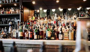 Pijani, nadzy mężczyźni i awantury – ponowne otwarcie pubów
