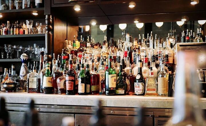Pijani, nadzy mężczyźni i awantury – ponowne otwarcie pubów