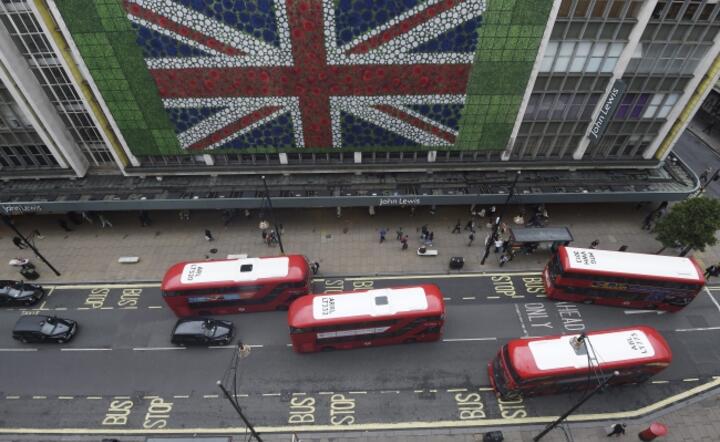 Gigantyczna flaga brytyjska w centrum Londynu, fot. PAP/EPA/FACUNDO ARRIZABALAGA (2), PAP/EPA//HANNAH MCKAY (4), PAP/EPA/WILL OLIVIER (2)