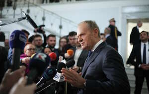 Na zdjęciu Donald Tusk w Sejmie odpowiada na pytania dziennikarzy / autor: PAP/Leszek Szymański