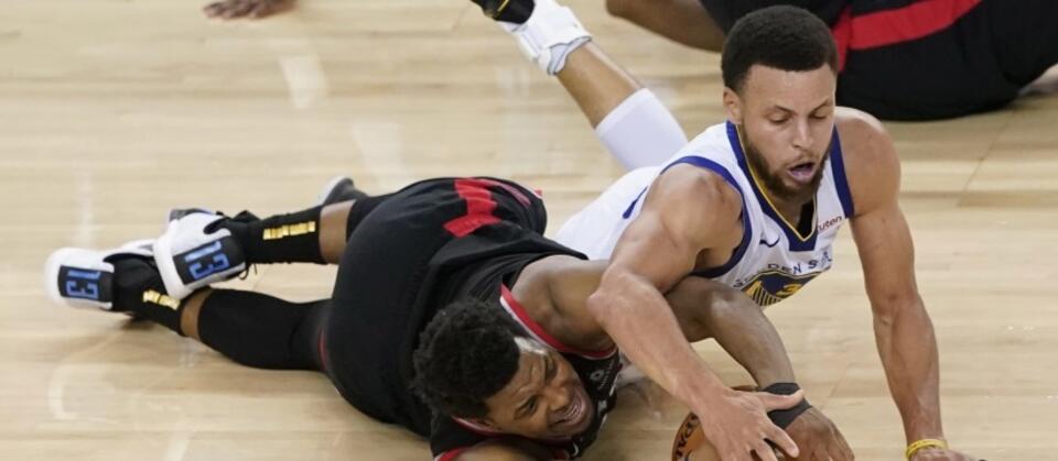 Kyle Lowry i Stephen Curry / autor: PAP/EPA