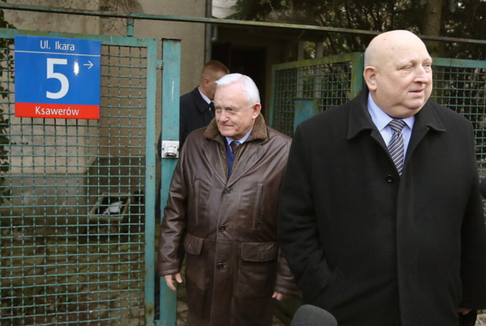 Liderzy SLD wychodzą z domu Wojciecha Jaruzelskiego. Fot. PAP/Tomasz Gzell