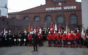 Prezydent RP Karol Nawrocki przemawia podczas uroczystości przed pomnikiem poległych górników KWK „Wujek” w Katowicach w 44. rocznicę pacyfikacji kopalni „Wujek”. / autor: PAP/Jarek Praszkiewicz