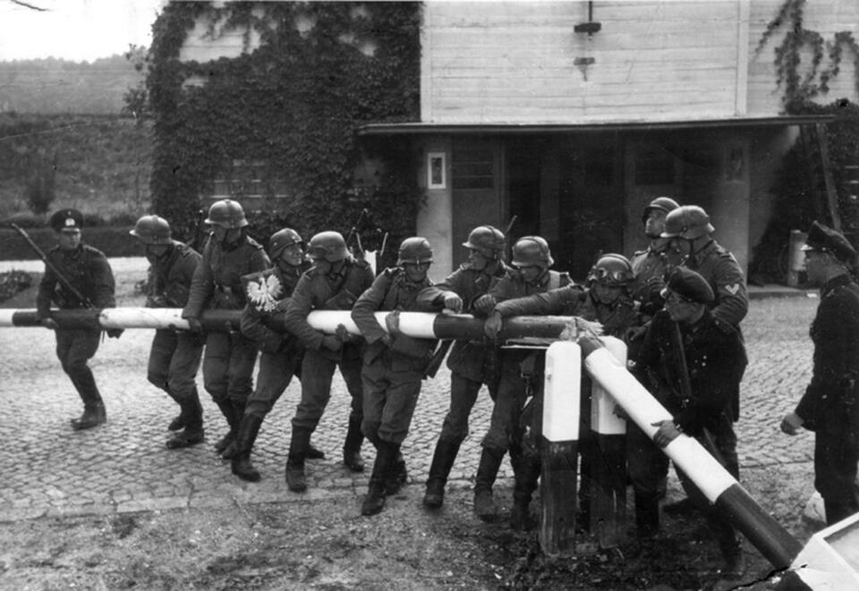 1 września 1939 roku, Niemcy wkraczają do Polski (propagandowe zdjęcie pozowane). / autor: Wikipedia/Domena publiczna