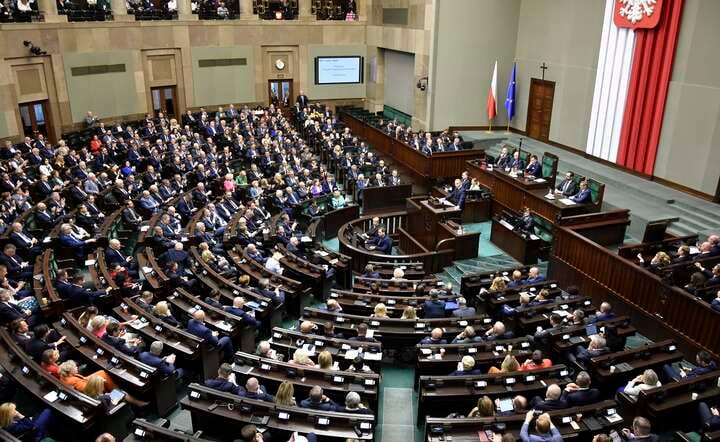 Prezydent RP w Sejmie wygłasza 16 października orędzie, obradom przewodniczy marszałek Sejmu, a w ławach rządowych zasiadają premier i ministrowie  / autor: Fratria / LK