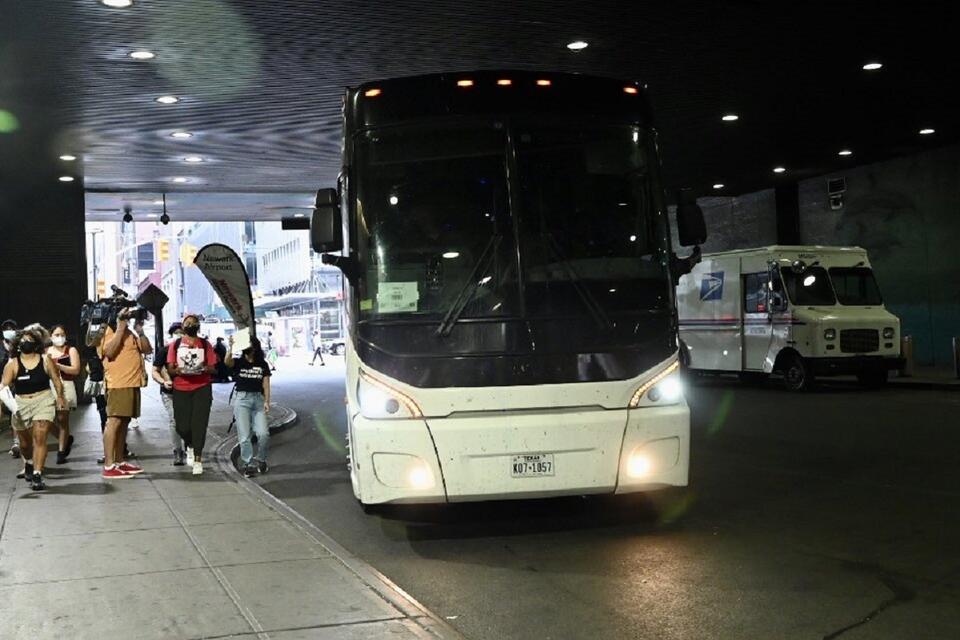 Autobusy z imigrantami przyjeżdżają do Nowego Jorku / autor: Twitter/Mayor Eric Adams