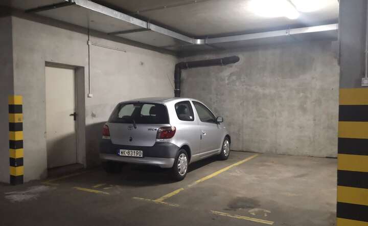 Miejsce parkingowe w garażu podziemnym. / autor: Fratria