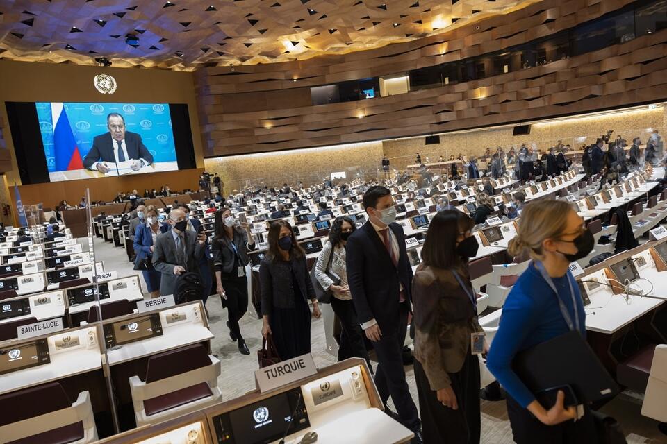 Europejscy dyplomaci opuszczają salę, kiedy Ławrow rozpoczyna swoje przemówienie / autor: PAP/EPA