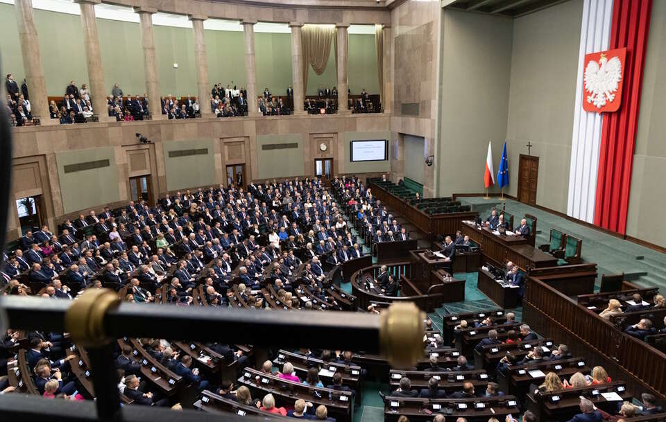 SONDAŻ. PiS przed KO! Trzecia Droga poza Sejmem