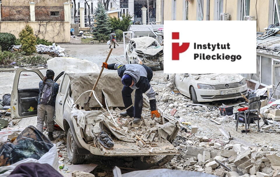 W tle zniszczone ukraińskie miasto po rosyjskim bombardowaniu / autor: PAP/EPA