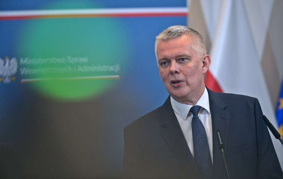 Minister spraw wewnętrznych i administracji, koordynator służb specjalnych Tomasz Siemoniak podczas konferencji prasowej w MSWiA w Warszawie / autor: PAP/Marcin Obara