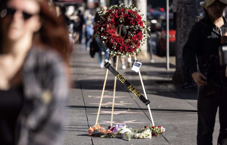 Wieniec kwiatów z nazwiskiem zamordowanego Boba Reinera w Alei Gwiazd w Los Angeles - przy jego gwieździe w Hollywood / autor: PAP/EPA