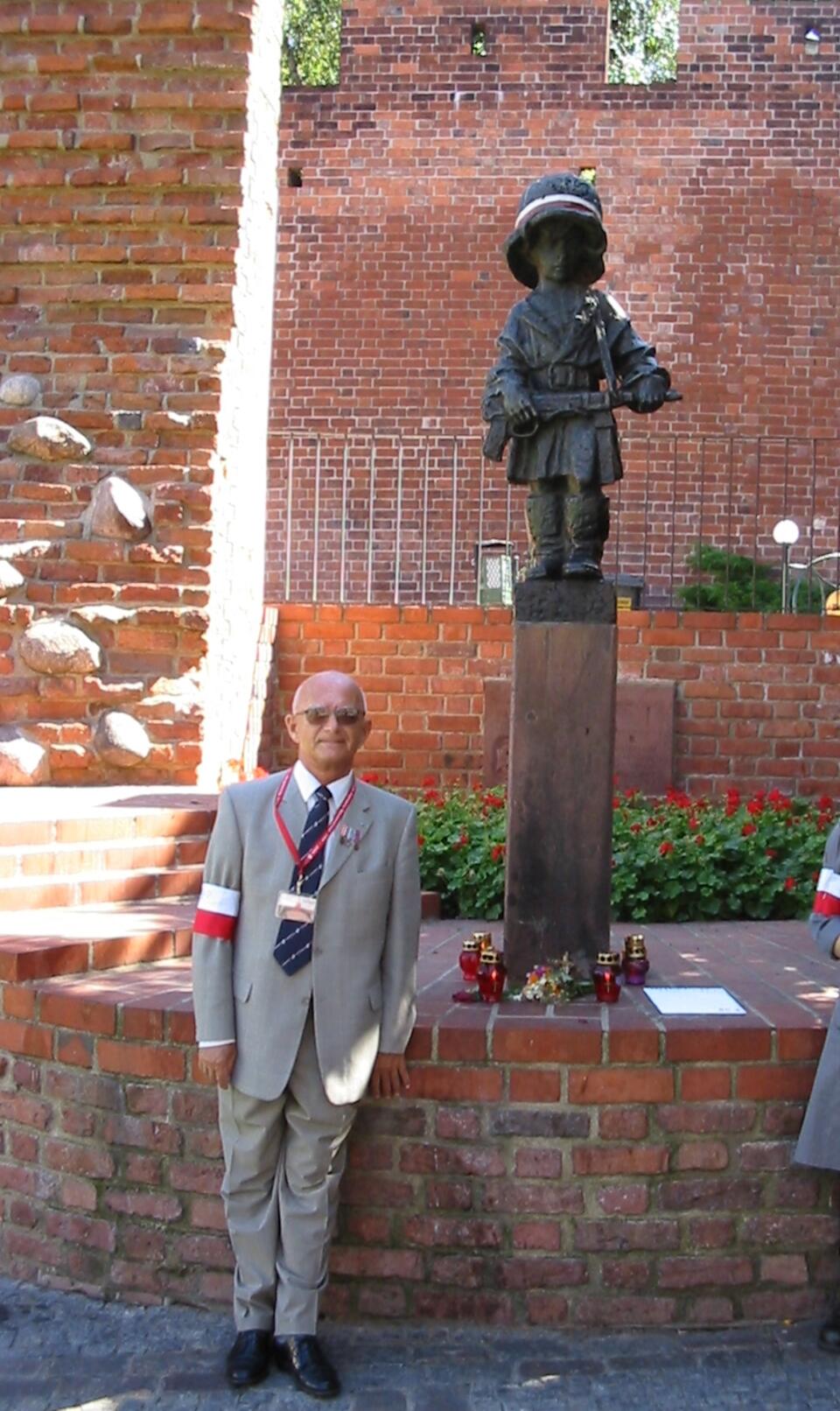 Fot: Andrzej Odorkiewicz pod pomnikiem „Małego Powstańca” – 1 VIII 2004 r.