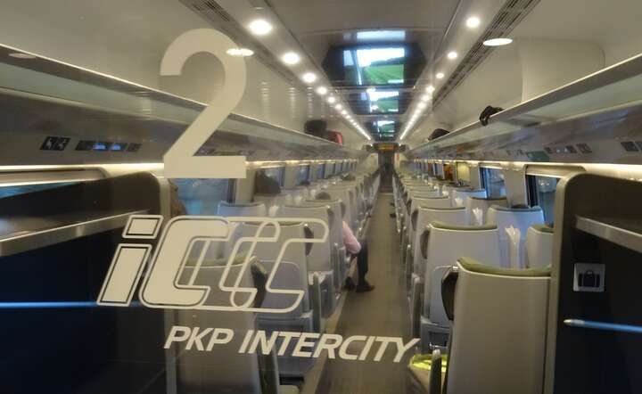 Wnętrze wagonu pasażerskiego w taborze PKP Intercity / autor: Fratria