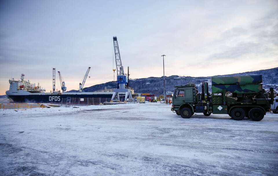 Statek Finlandia Seaways w czasie załadunku broni w Norwegii  / autor: PAP/EPA/OLE MARTIN WOLD