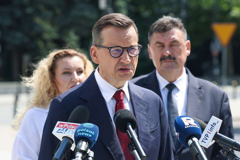 Mateusz Morawiecki podczas konferencji prasowej przed Pomnikiem AK w Warszawie / autor: PAP/Albert Zawada