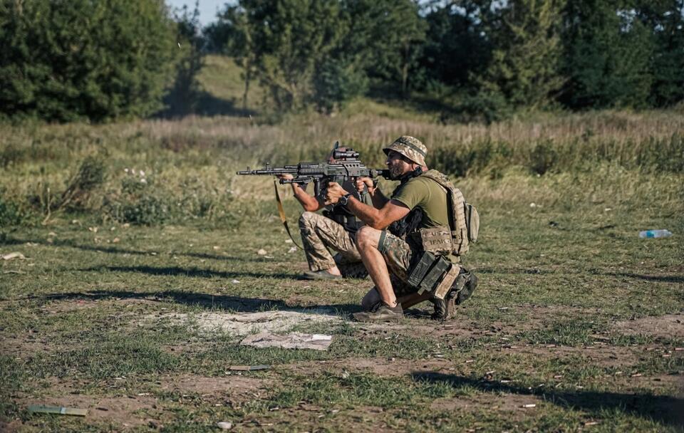 Ćwiczenia strzeleckie żołnierzy ukraińskich na poligonie w regionie Donbasu / autor: PAP/Vladyslav Karpovych