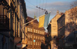 Na zdjęciu flaga Ukrainy na jednej z lwowskich kamienic / autor: Fratria