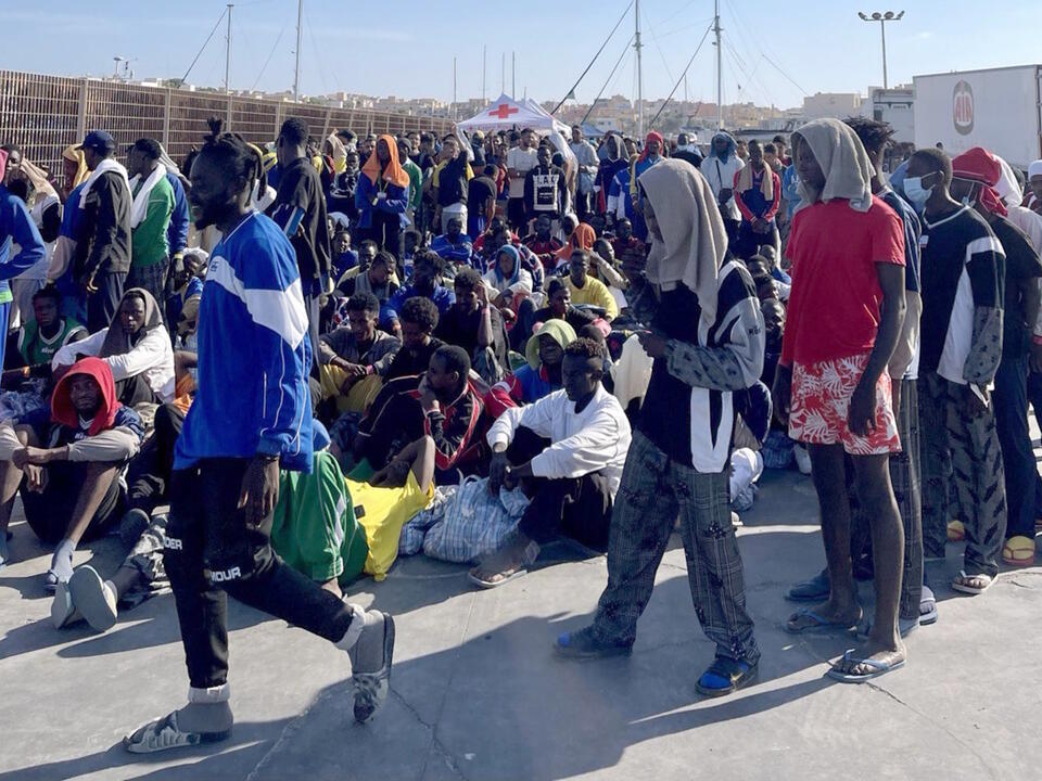 Inwazja nielegalnych migrantów na Lampedusę!  / autor: PAP/EPA