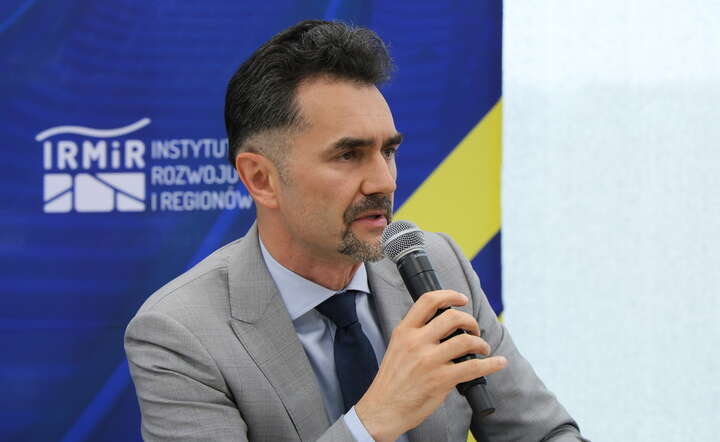 Wiceminister infrastruktury Piotr Malepszak podczas konferencji prasowej, gdzie zaprezentowano stan prac projektowych nad Zintegrowaną Siecią Kolejową / autor: PAP/Paweł Supernak