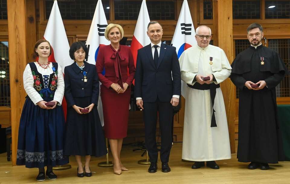 Prezydent z osobami zasłużonymi dla wspołpracy bilateralnej / autor: PAP/Piotr Nowak