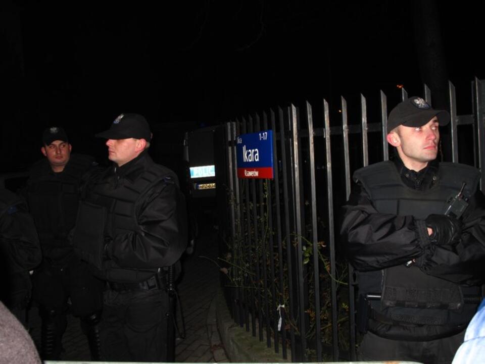 Policja blokuje wejście na ul. Ikara. 12.12.2011 r. Fot. wPolityce.pl 