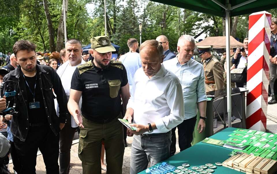 Piknik z okazji Dnia Dziecka w KPRM. Premier Donald Tusk i minister Tomasz Siemoniak przy stoisku Straży Granicznej / autor:  PAP/Radek Pietruszka