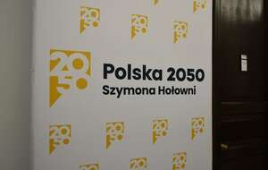 Baner z logo Polski 2050 w Sejmie / autor: Fratria